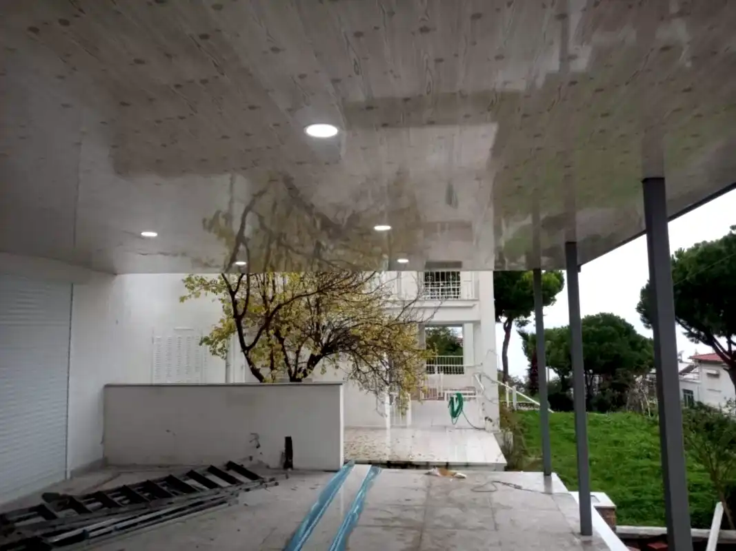 Ters tavan aydınlatmalı plastik lambri uygulaması