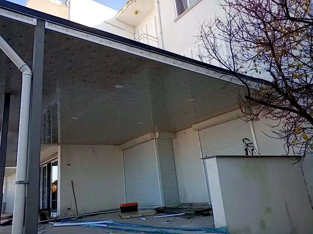 Ters tavan aydınlatmalı plastik lambri uygulaması ve sandviç panel kenar bitiş sacları