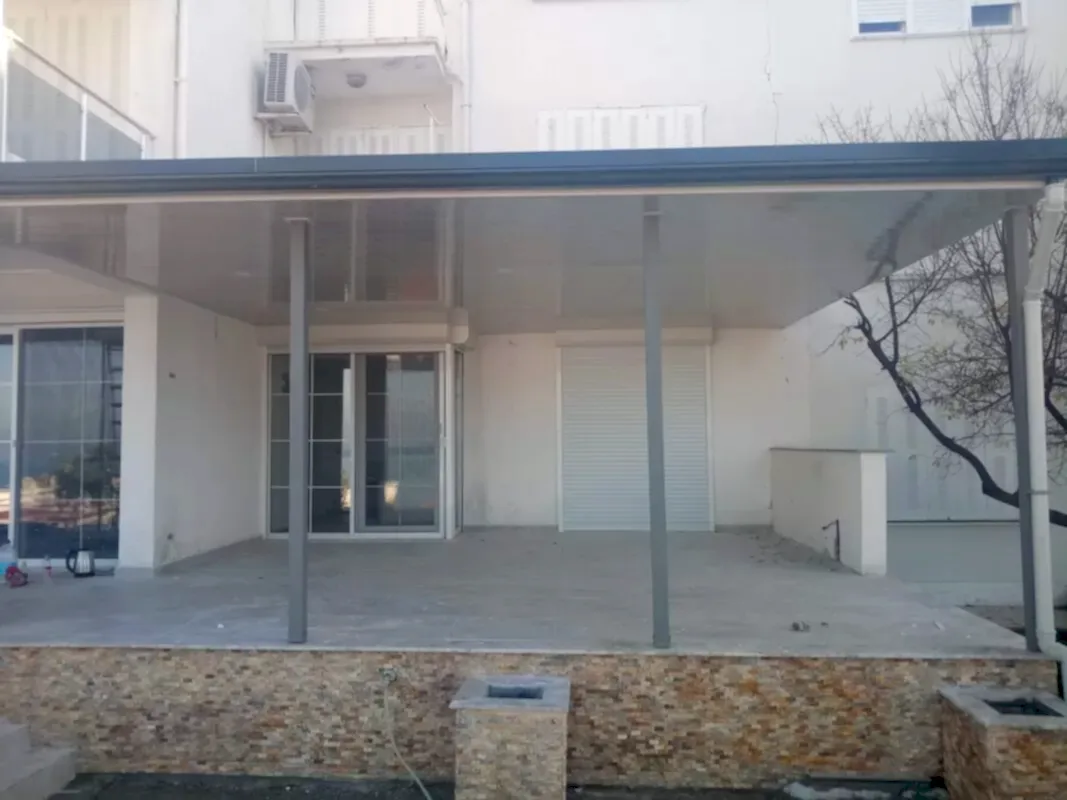 Antrasit renk oluk sandviç panel pergole ters tavan aydınlatmalı plastik lambri uygulaması