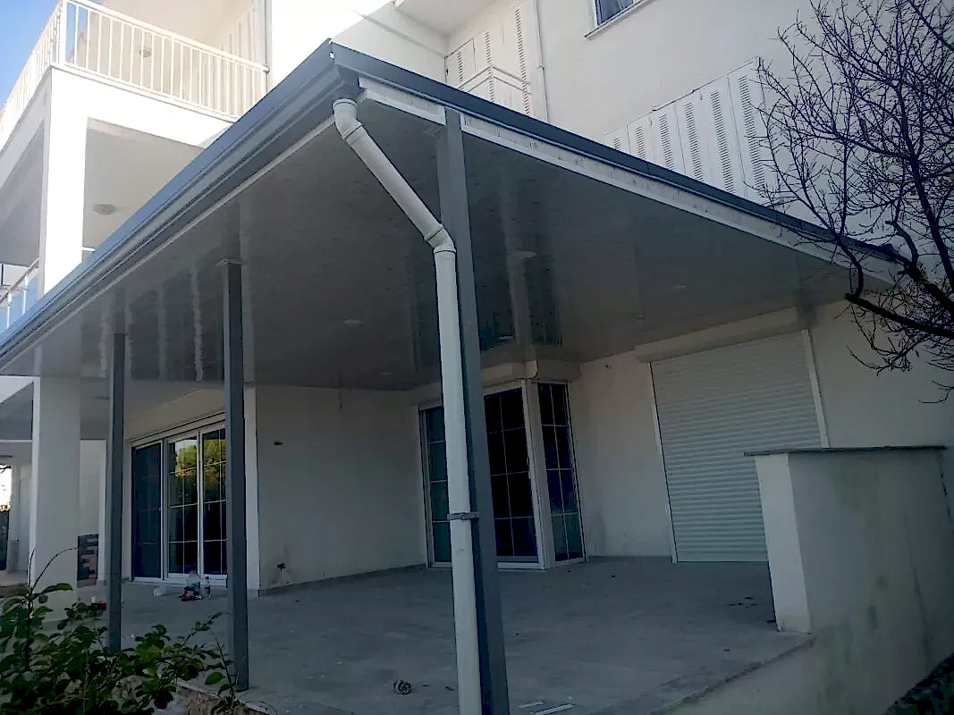 Antrasit renk oluk sandviç panel pergole ters tavan aydınlatmalı plastik lambri uygulaması çapraz görünüm