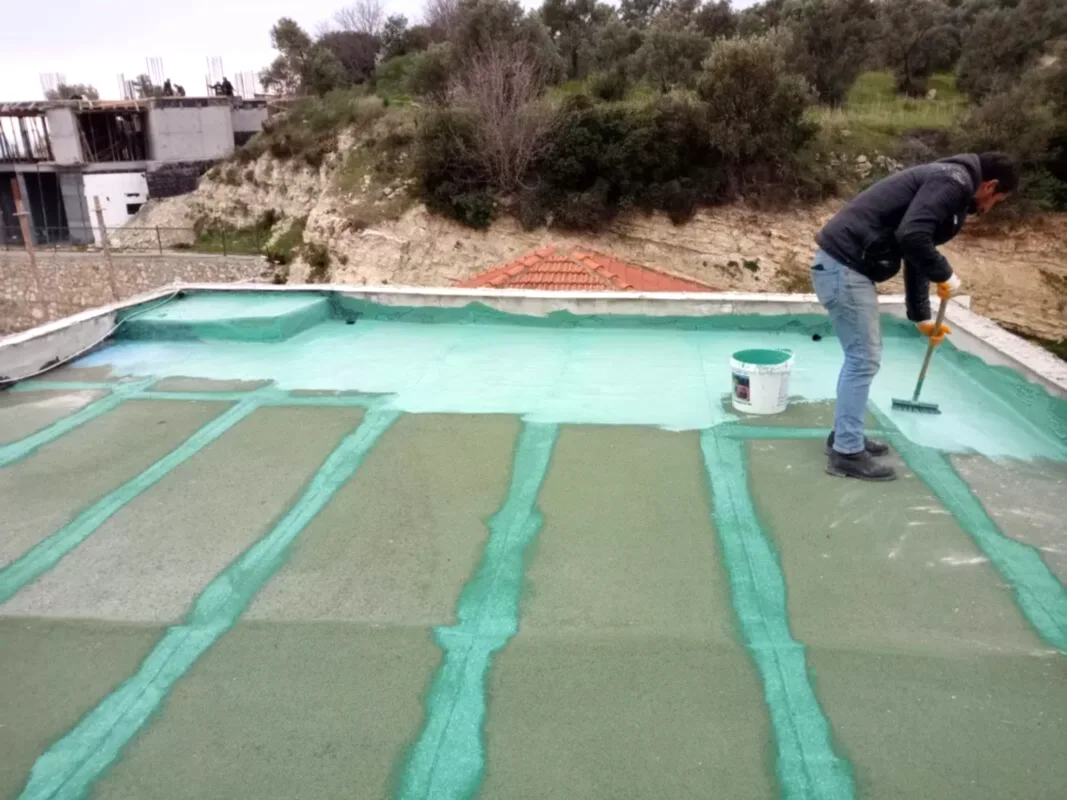 Kumlu membran üzerine shingel boyası uygulaması boyama işlemi