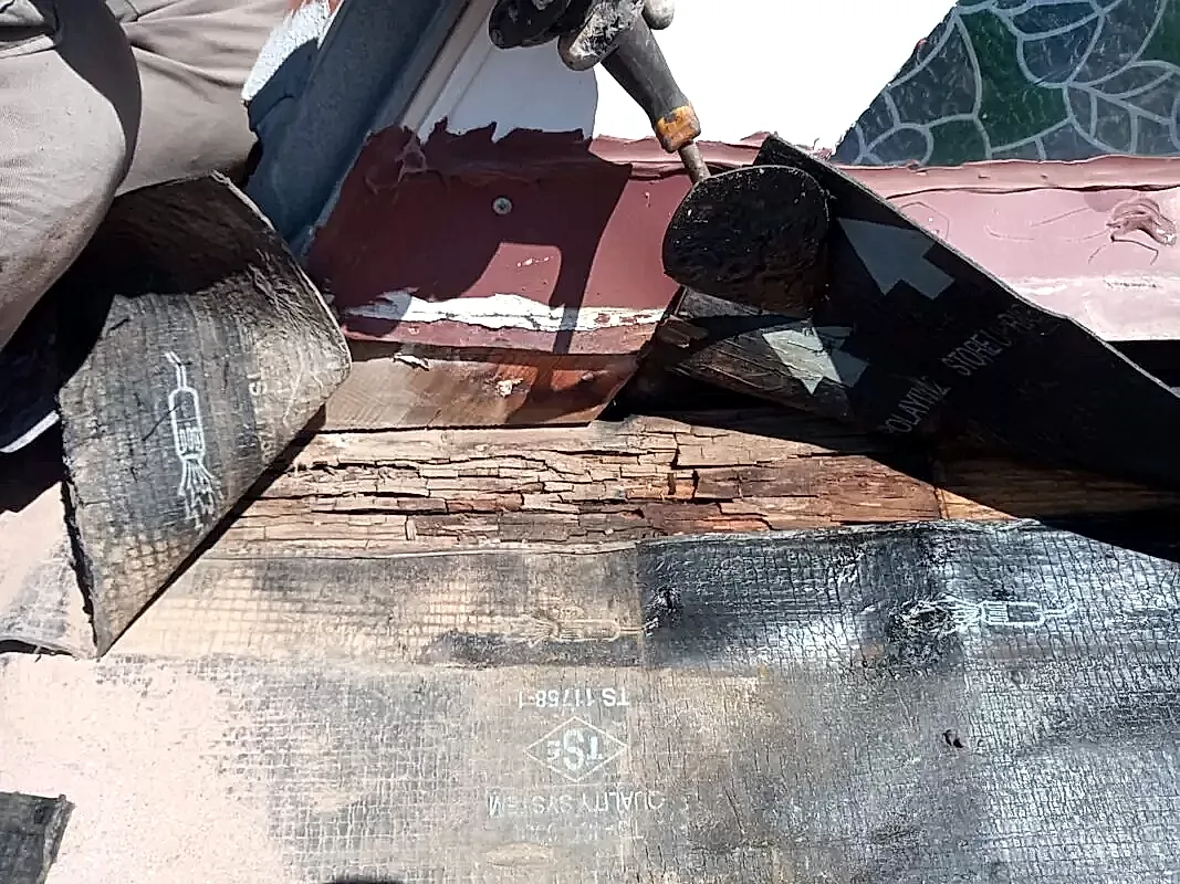 güvercinlik altı ahşabın ve membranın çürümesi