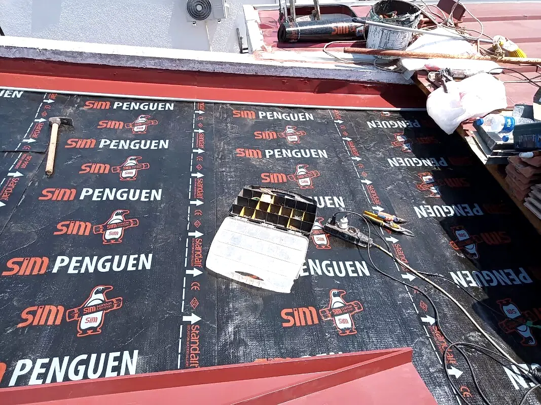 kiremit altı 3mm membran serilmesi ve duvar kenarı sacının konması