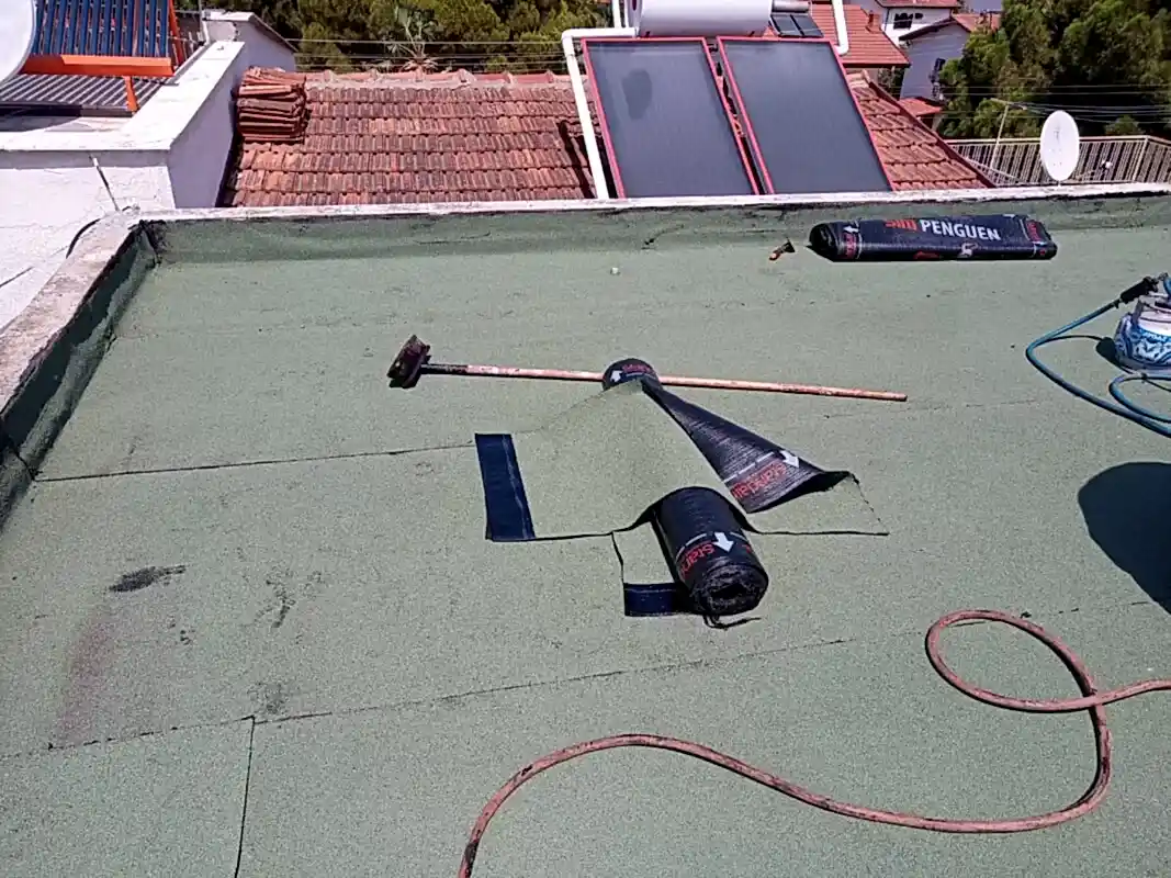 kumlu membranın bağlantı noktalarının ve duvar kenarlarının yapıştırılması