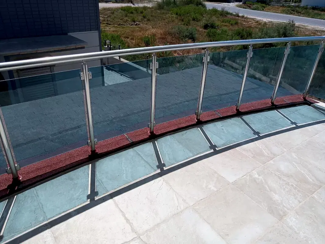 shingel ve köpük yalıtım arası sim kenar bant uygulaması balkon korkuluk arası içeriden görünüm